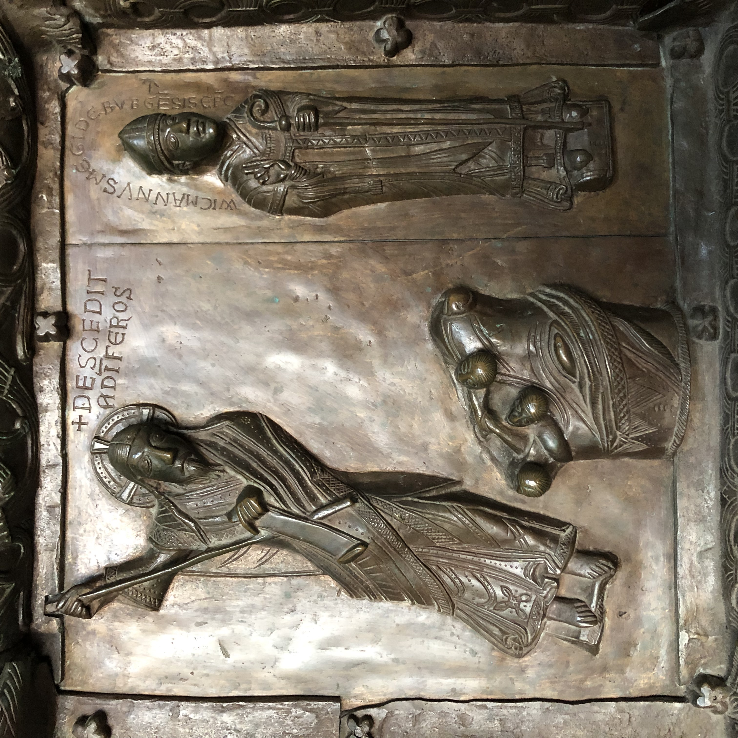 Obraz zawierający sztuka, statua, Płaskorzeźby, Artefakt  Opis wygenerowany automatycznie